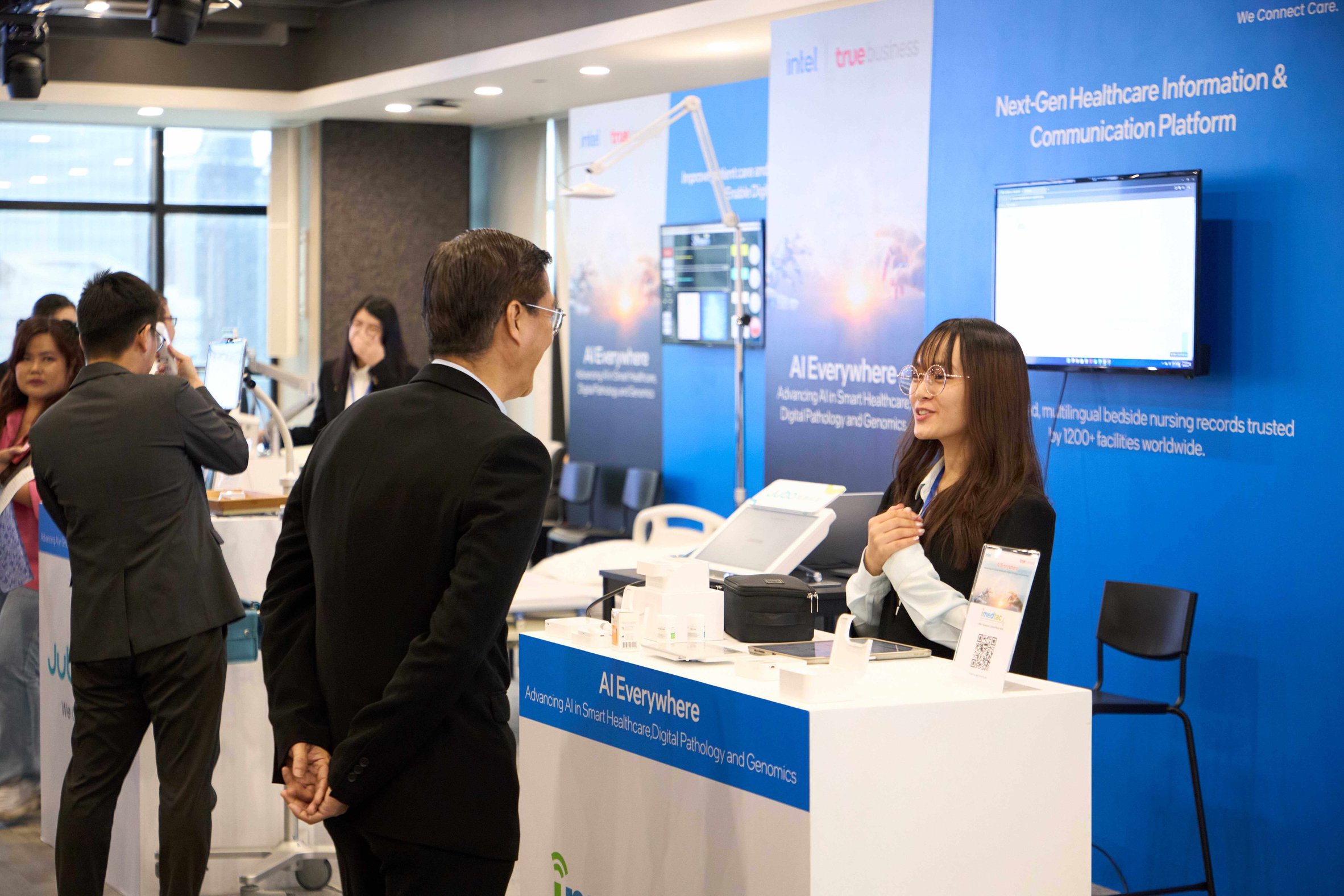 Telemedicine and Tele ICU :A telemedicine service via the True 5G network that connects medical equipment installed in various local areas to the hospital's central system.